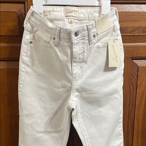 Universal Thread Slim Straight White Jeans NWT Sz. 2